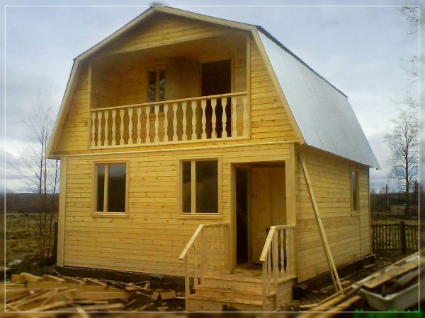 Новый каркасный дачный домик с балконом и мансардой, с ломаной крышей