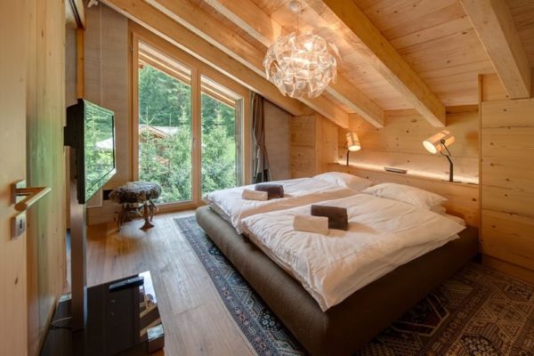 Спальня в мансарде с элементами эко-стиля